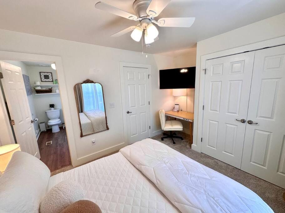 Cute and Cozy Comfy Birds Junior Cottage - 1 mile to Dwntn Ocean Springs, near Beach with Golf Cart House in Ocean Springs