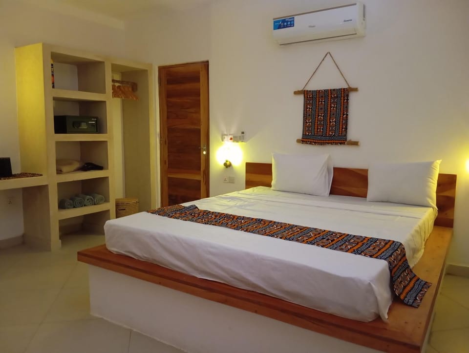 Bed, Photo of the whole room, Bedroom, wardrobe, air conditioner