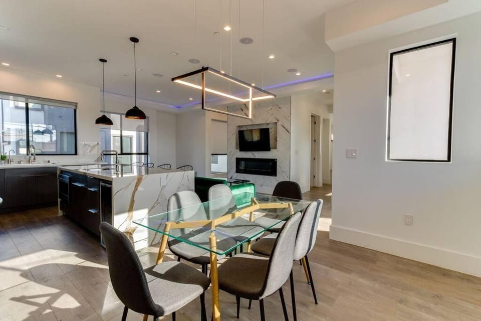 Modern 4 Bedroom Masterpiece With Rooftop Deck House in San Fernando Valley