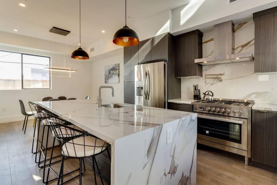 Modern 4 Bedroom Masterpiece With Rooftop Deck House in San Fernando Valley