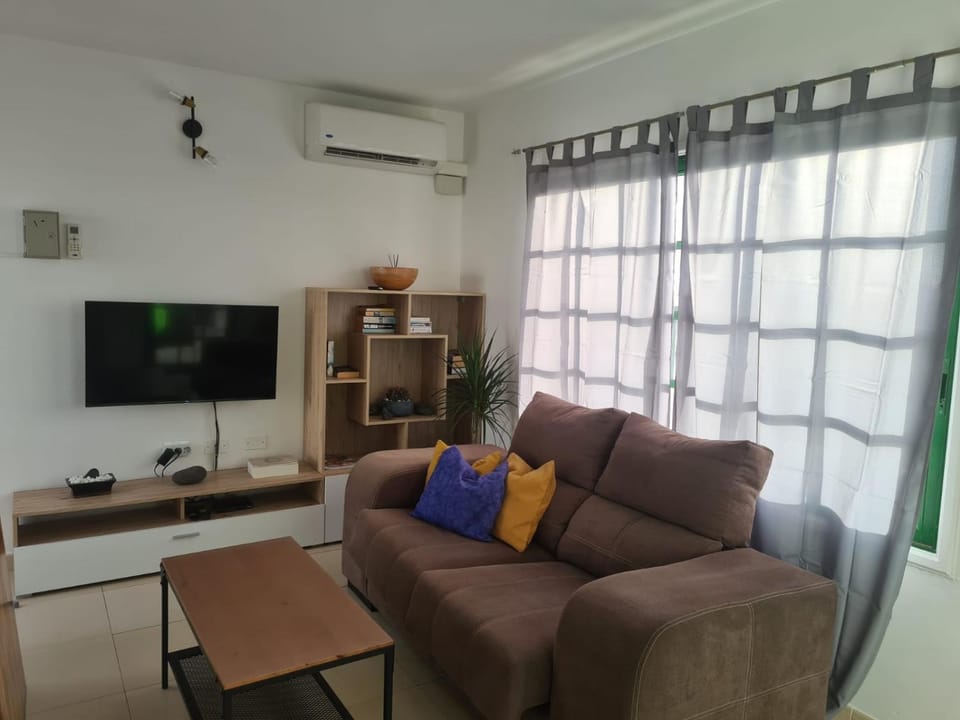 TV and multimedia, Living room, Seating area, air conditioner