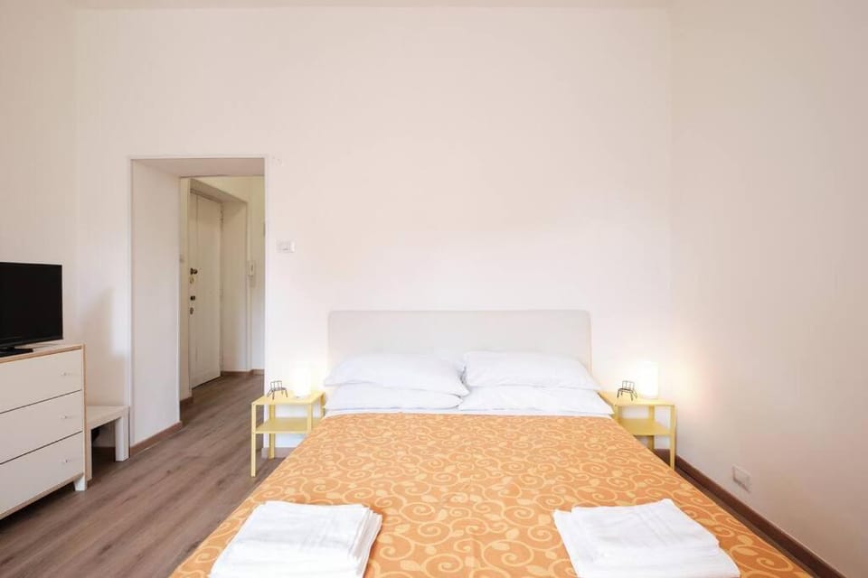 Bed, TV and multimedia, Photo of the whole room, Bedroom, towels