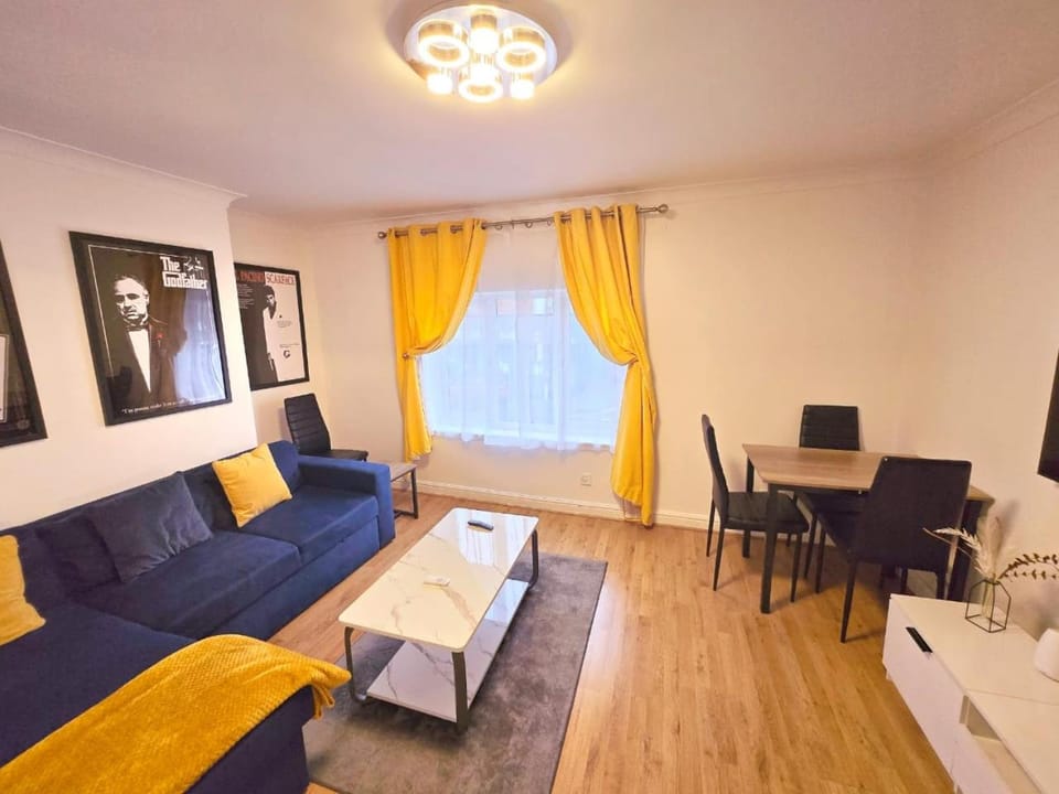 TV and multimedia, Living room, Seating area, Dining area