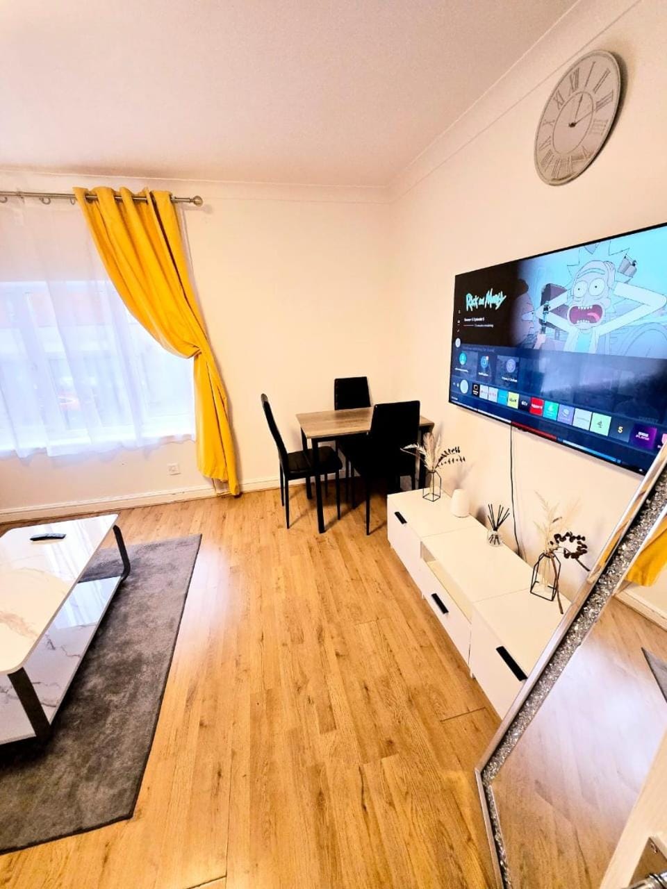 Communal lounge/ TV room, TV and multimedia, Living room, Seating area, Evening entertainment
