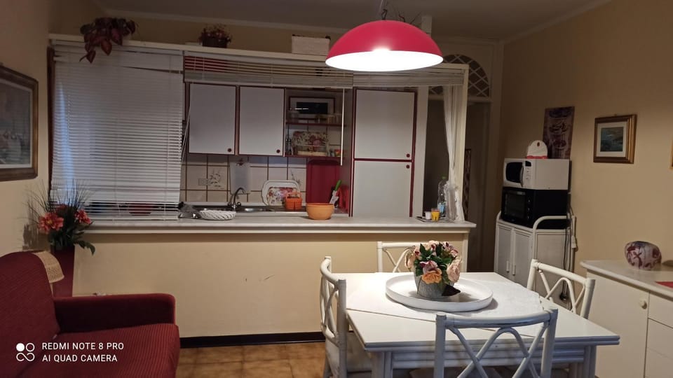 Kitchen or kitchenette, Seating area, Dining area