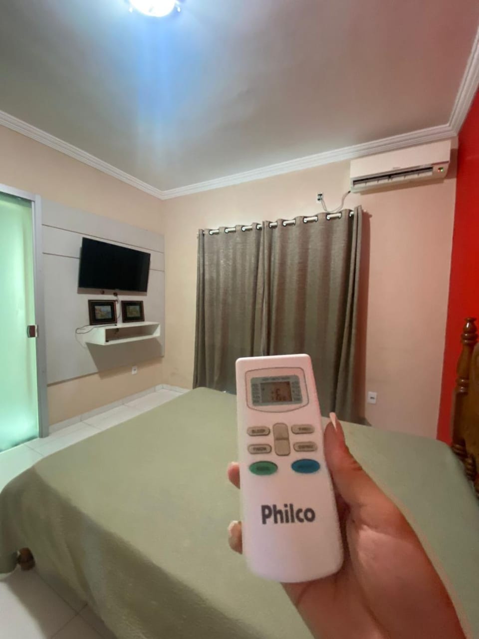 Bed, TV and multimedia, Photo of the whole room, Bedroom, air conditioner