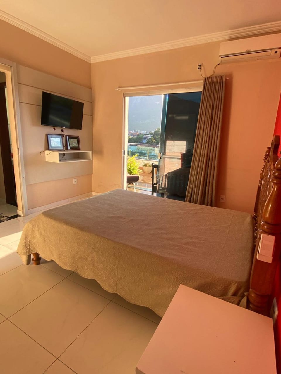 Bed, TV and multimedia, Photo of the whole room, Bedroom