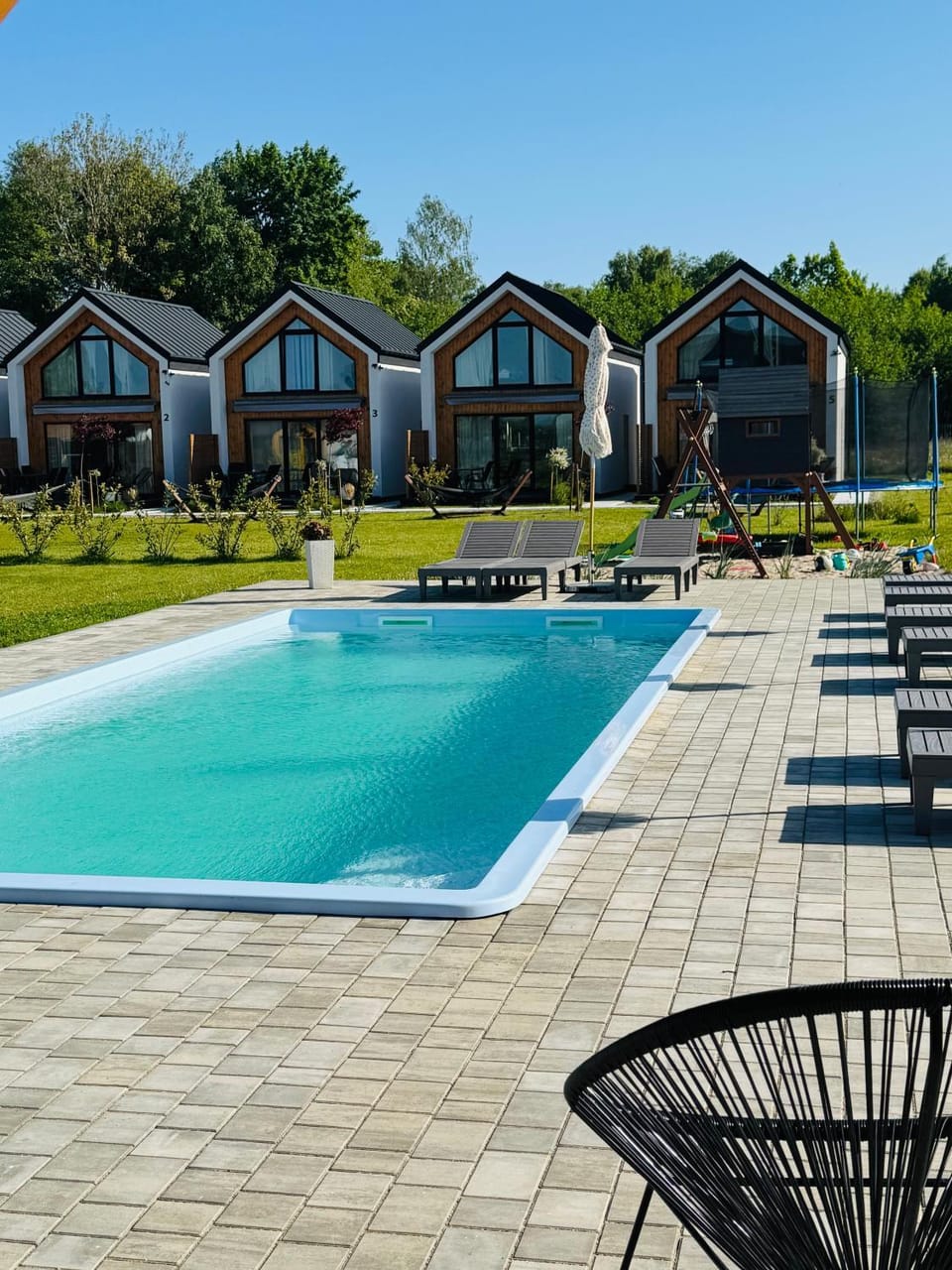 Property building, Day, Pool view, Swimming pool, sunbed