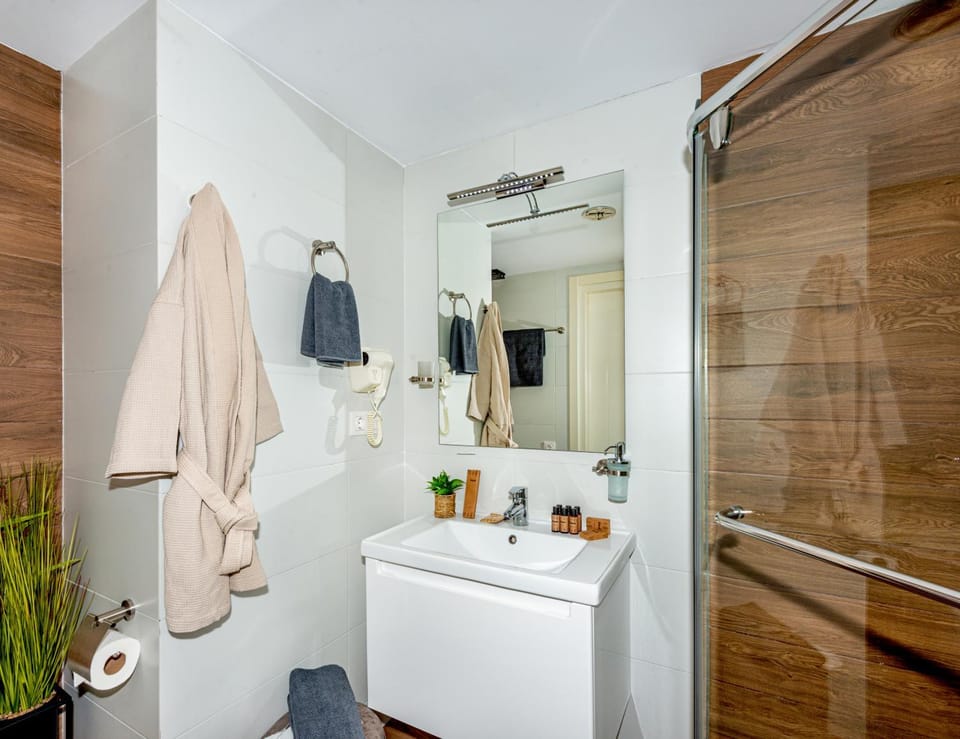Shower, Bathroom, Bath, towels