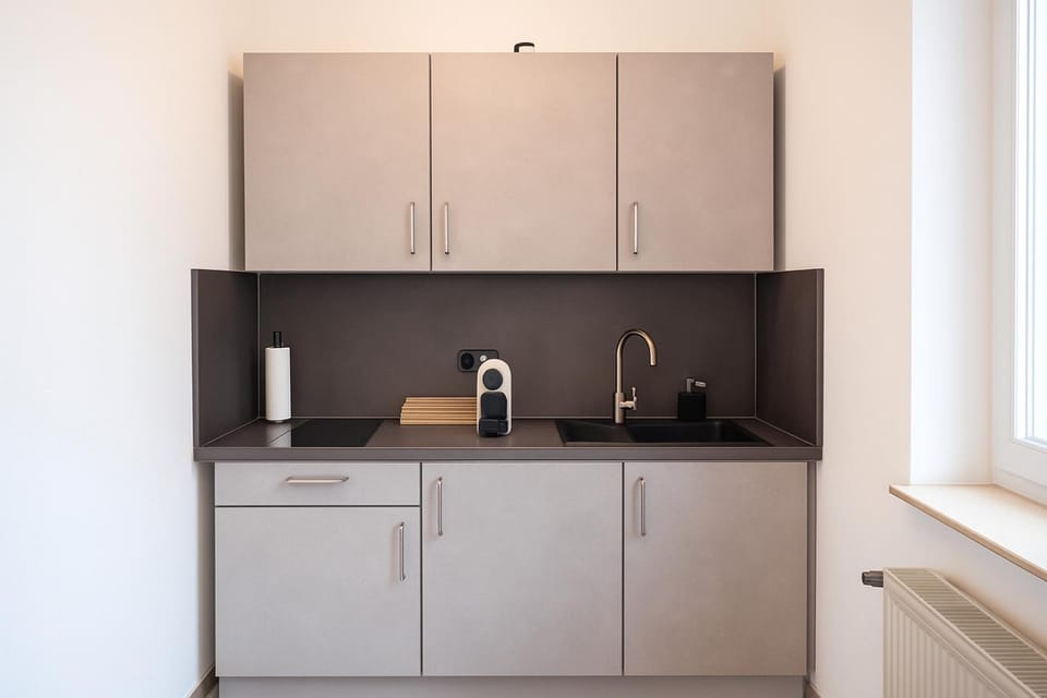Coffee/tea facilities, Kitchen or kitchenette, stove