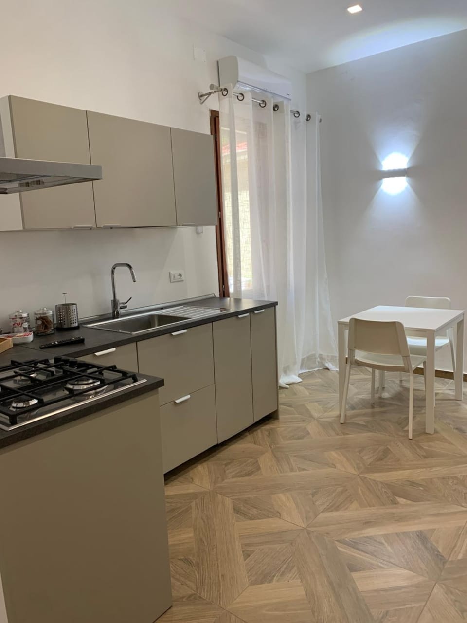 Kitchen or kitchenette, Dining area, stove