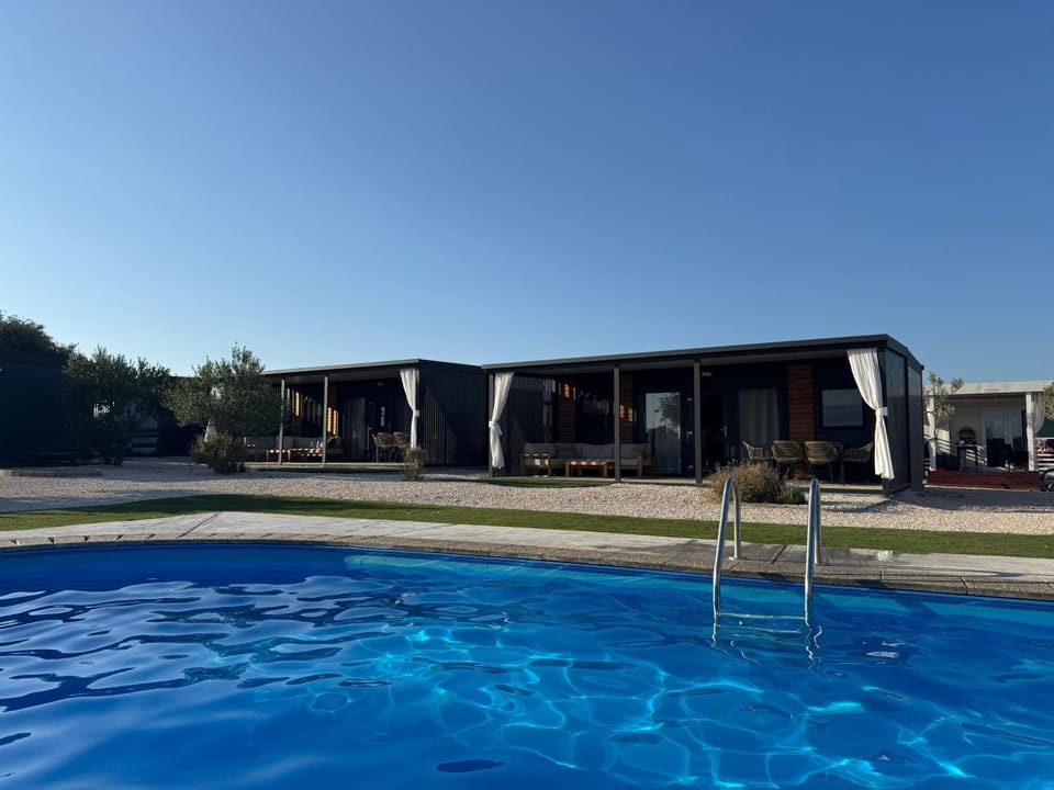 Property building, Day, Pool view, Swimming pool, sunbed