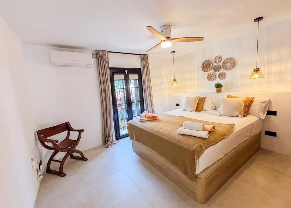 Bed, Photo of the whole room, Bedroom, towels, air conditioner
