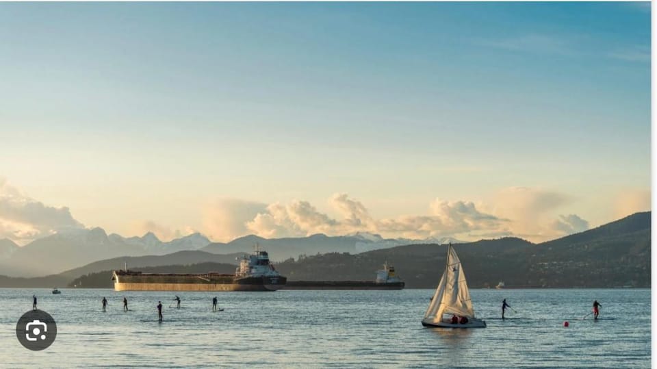 Nearby landmark, Day, Neighbourhood, Natural landscape, Beach, Canoeing, Mountain view, Sea view