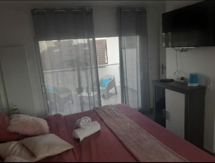 TV and multimedia, Photo of the whole room, Bedroom