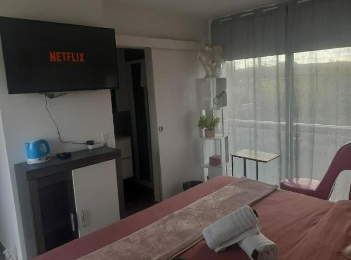 TV and multimedia, Photo of the whole room, Bedroom