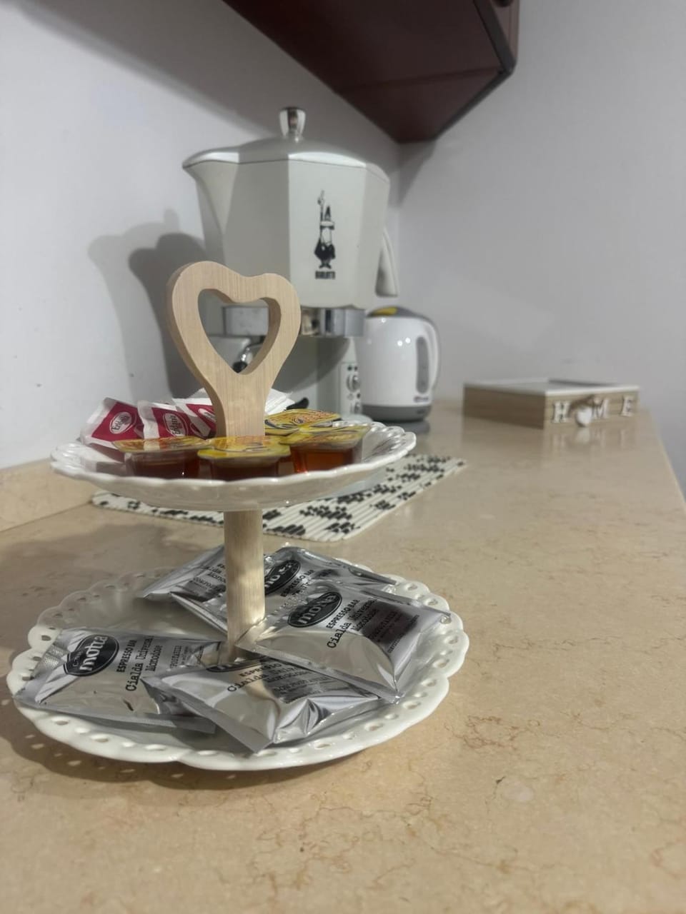 Coffee/tea facilities, Food and drinks