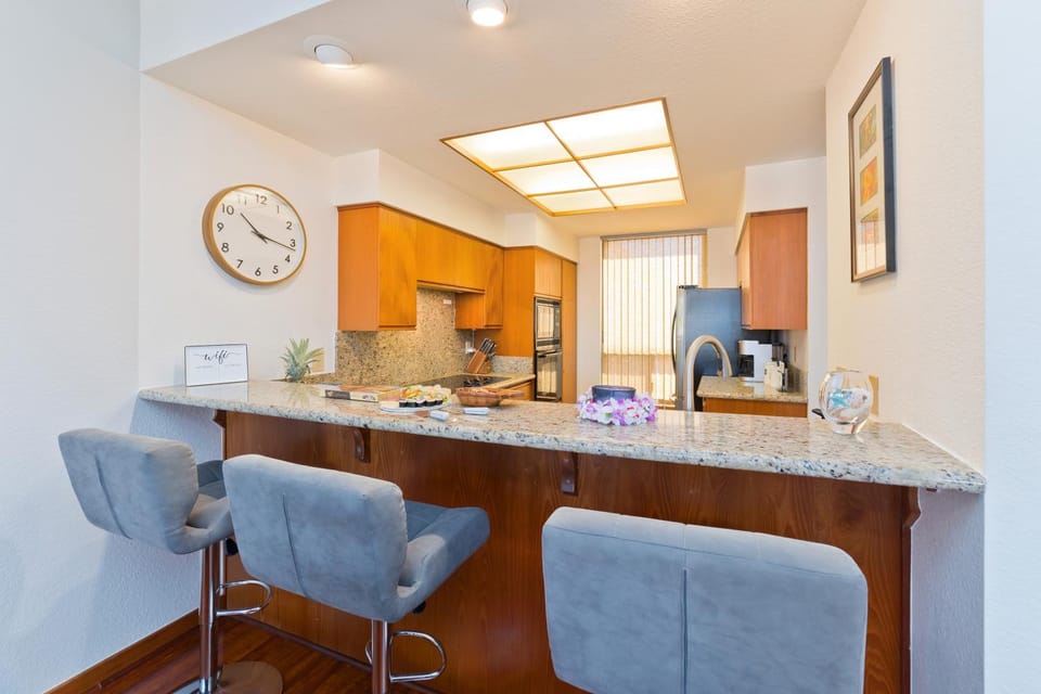 Kitchen or kitchenette, Seating area, Dining area