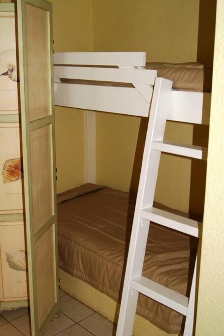 SOUTHWINDS 201 LUXURIOUS CONDO 3 minute walk to beach access Apartment in South Padre Island