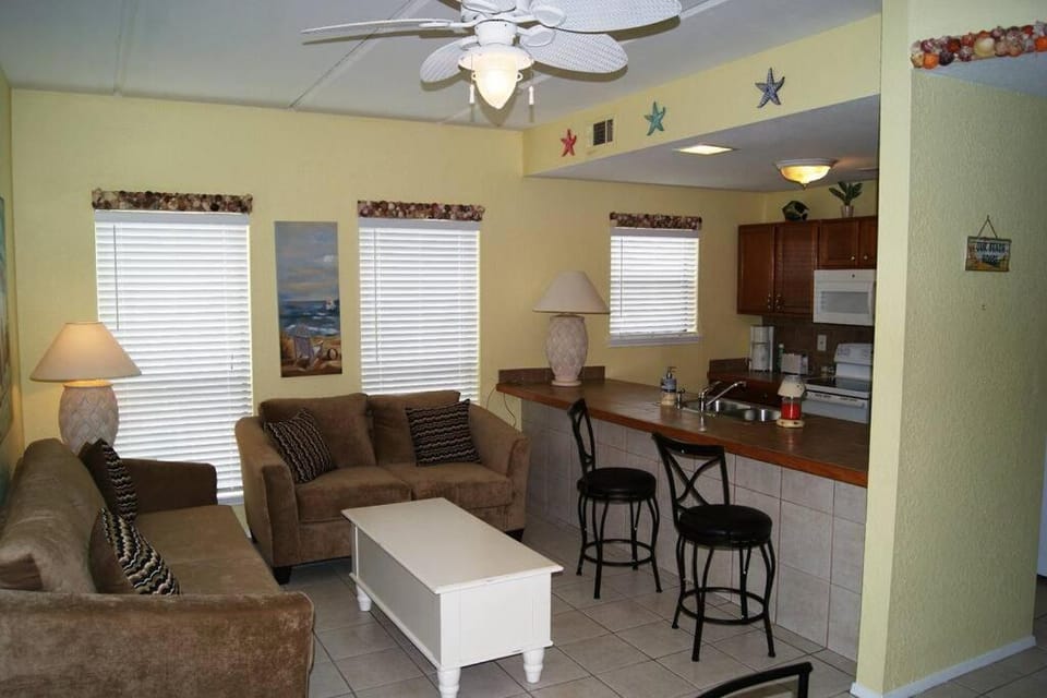 SOUTHWINDS 201 LUXURIOUS CONDO 3 minute walk to beach access Apartment in South Padre Island
