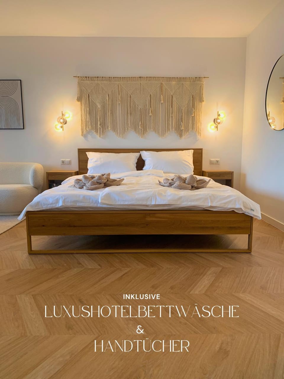 Bed, Living room, towels