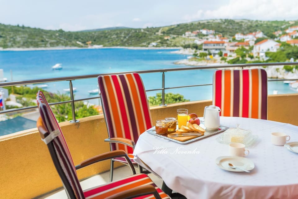Property building, Day, View (from property/room), Balcony/Terrace, Balcony/Terrace, Dining area, Beach, Sea view, Sea view, Location