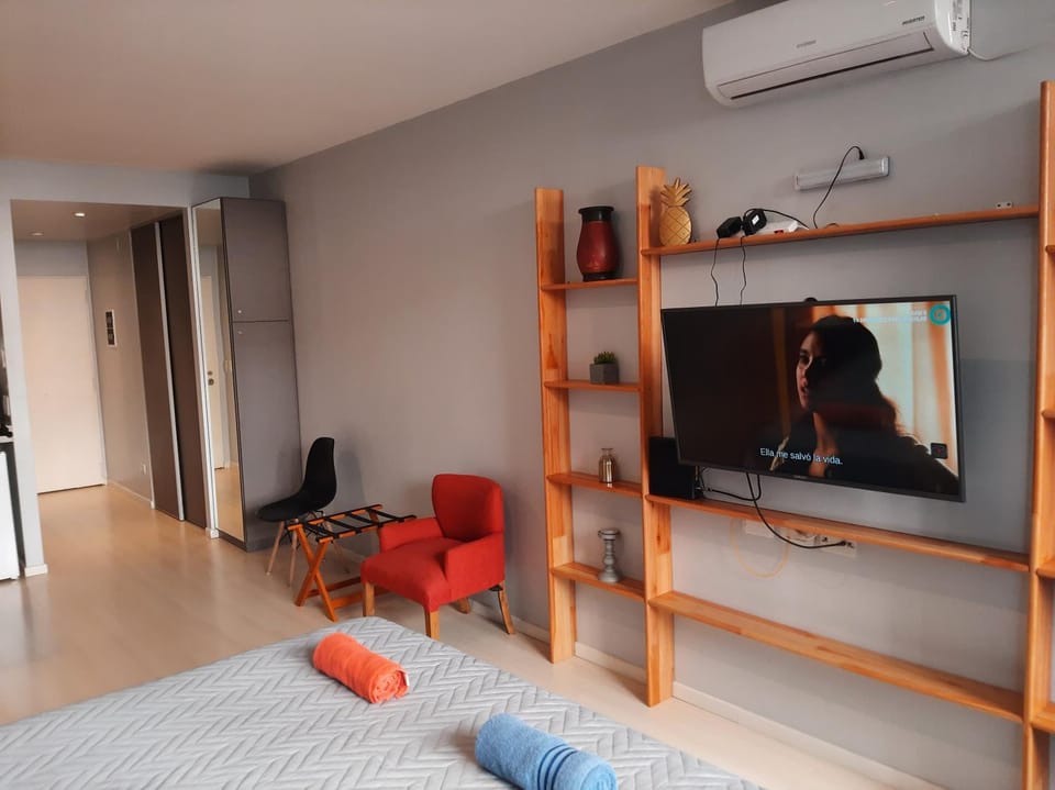 Bed, TV and multimedia, Seating area, air conditioner