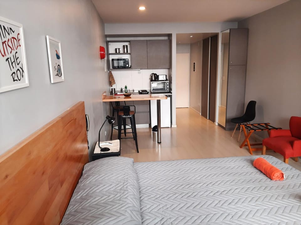 Bed, Kitchen or kitchenette, Living room, Photo of the whole room, Seating area, Dining area, minibar