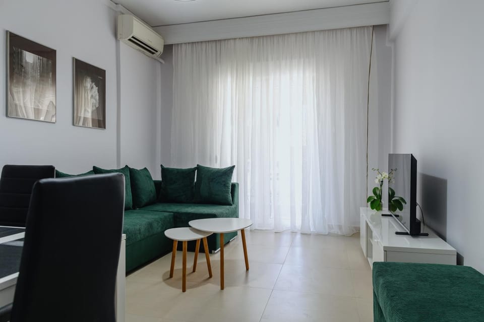 TV and multimedia, Living room, Seating area, air conditioner