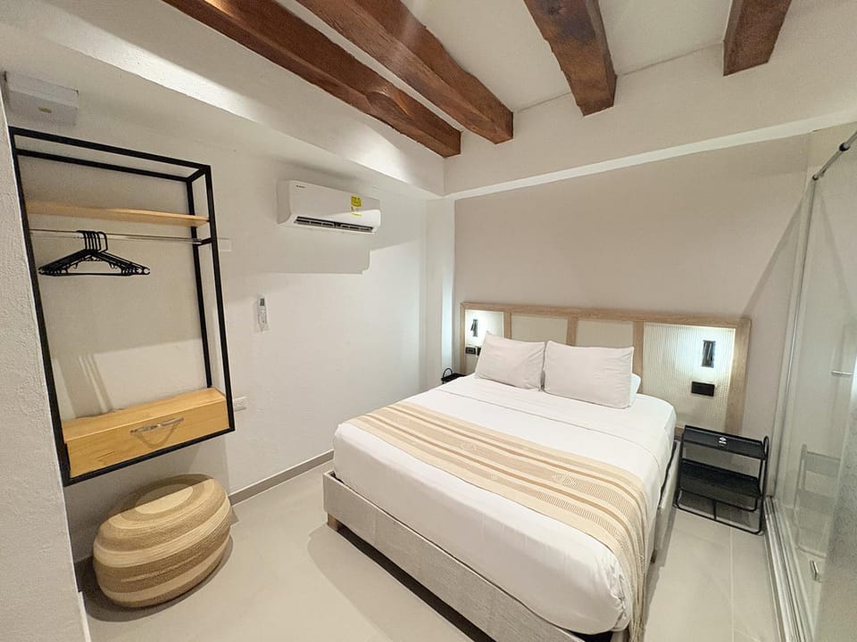Restaurant/places to eat, Bed, Activities, On site, Food, Swimming pool, Breakfast, Drinks, internet, kitchen