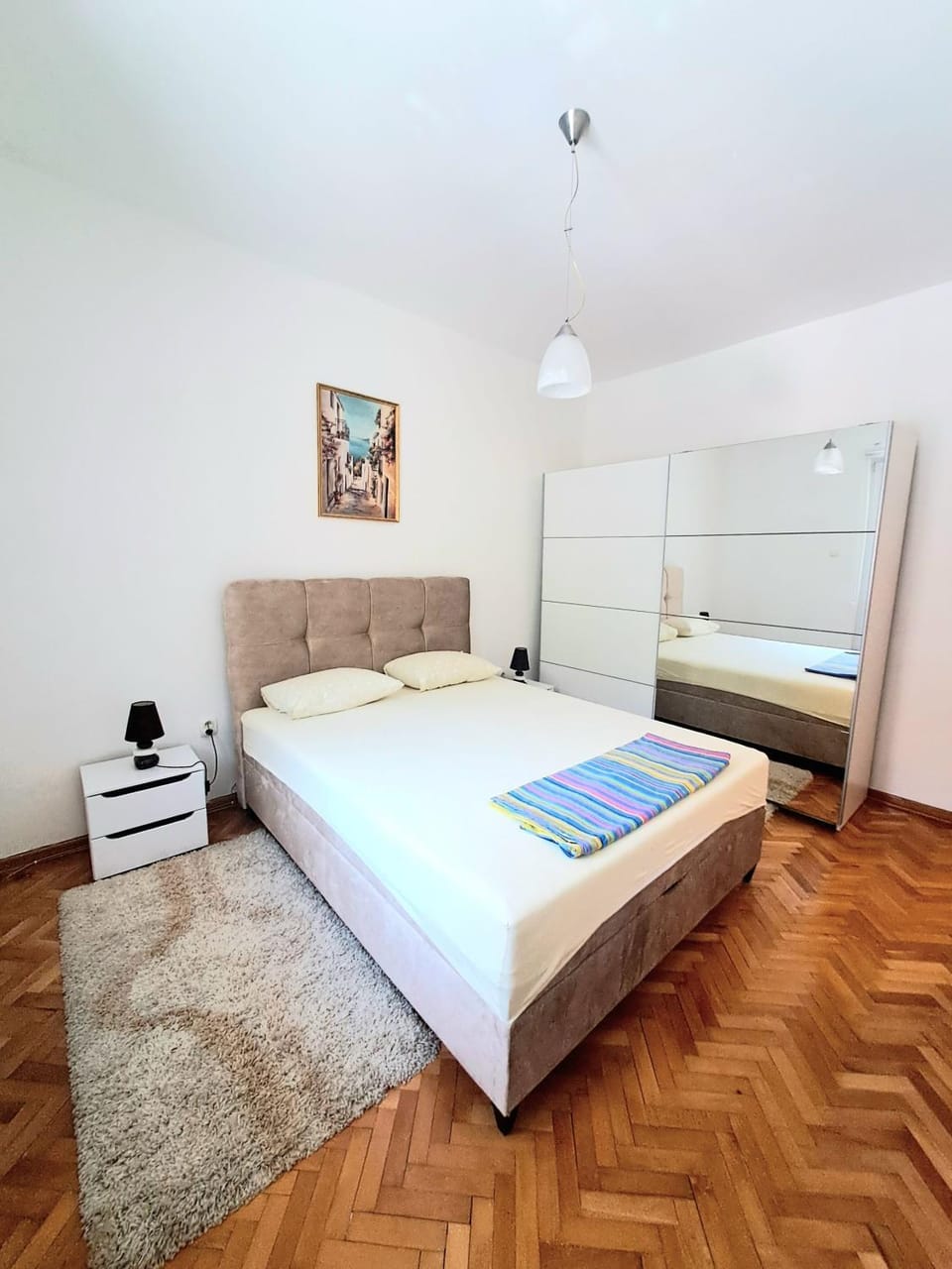 Photo of the whole room, Bedroom, wardrobe
