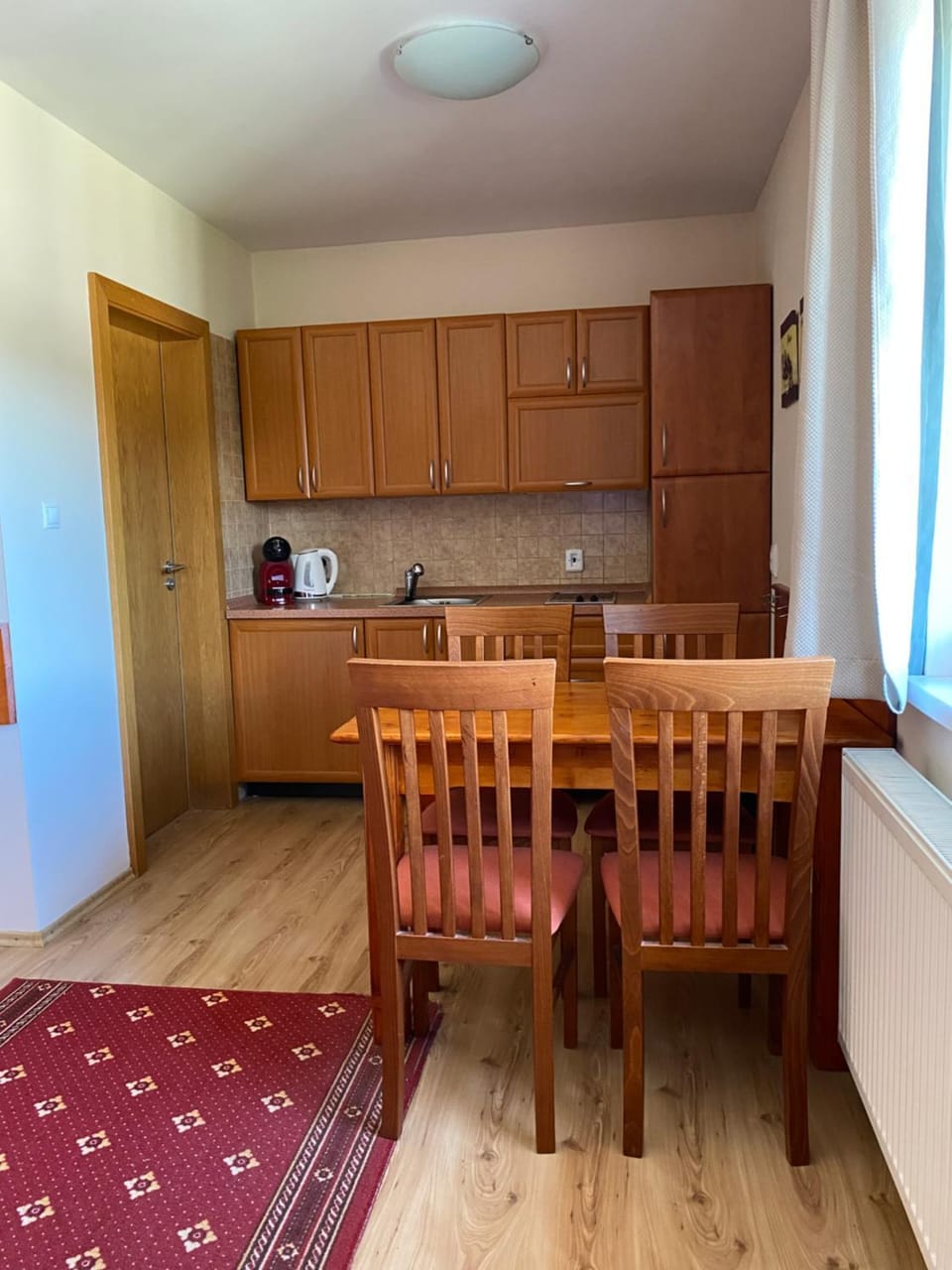 Kitchen or kitchenette, Dining area