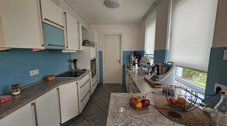 Kitchen or kitchenette, oven, stove, Internal: Not applicable to any particular room