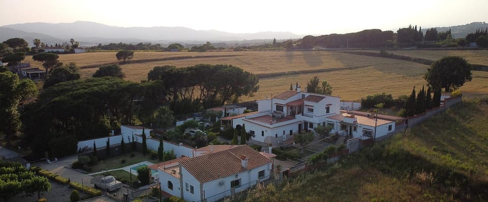 Property building, Day, Natural landscape, Bird's eye view, Landmark view, Mountain view