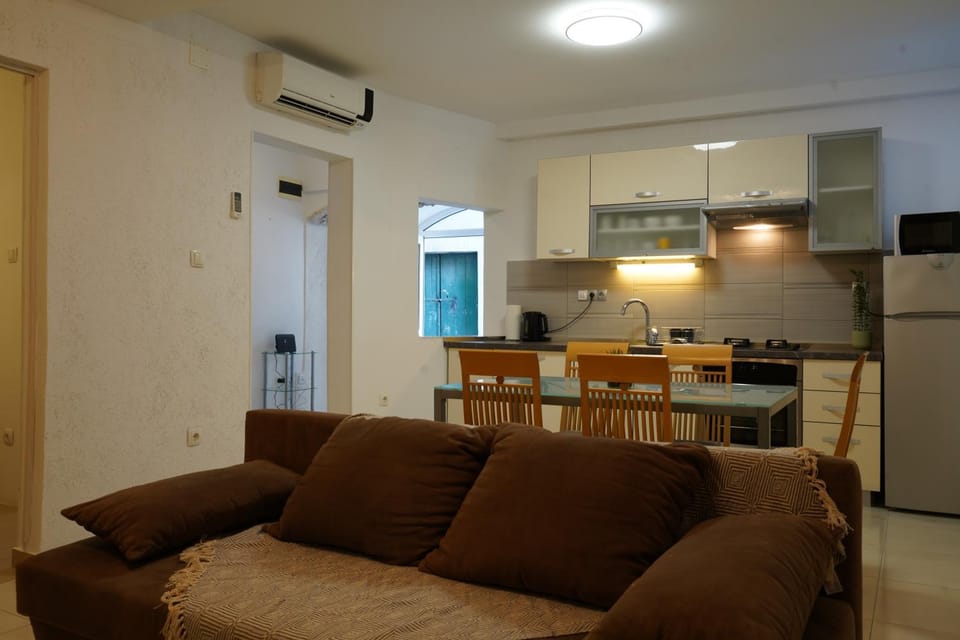 Kitchen or kitchenette, Dining area, oven, air conditioner