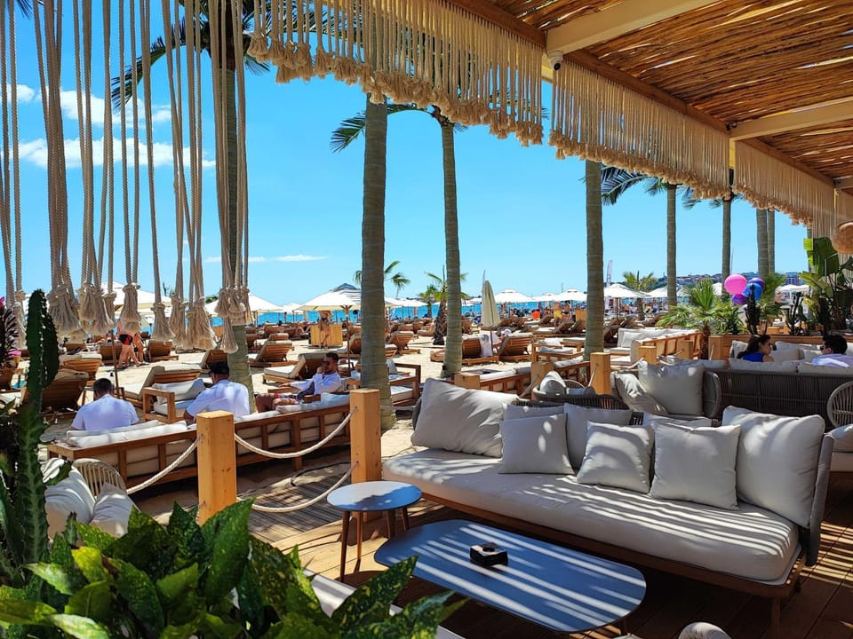 Restaurant/places to eat, Lounge or bar, Beach