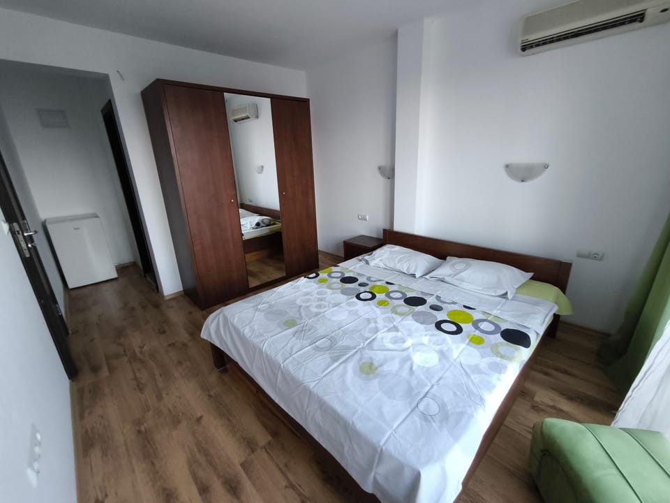 Bedroom, wardrobe