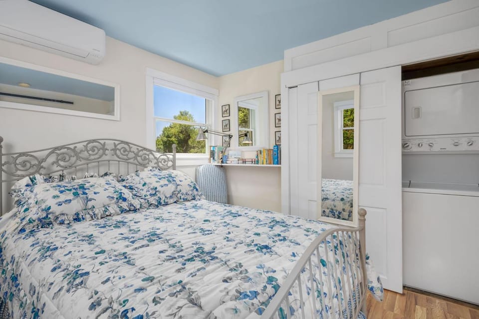 Dog-Friendly Cape Cottage Near Beach Towns House in Harwich