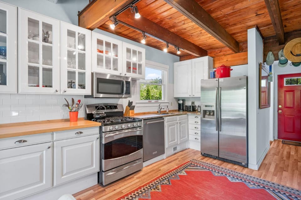 Dog-Friendly Cape Cottage Near Beach Towns House in Harwich