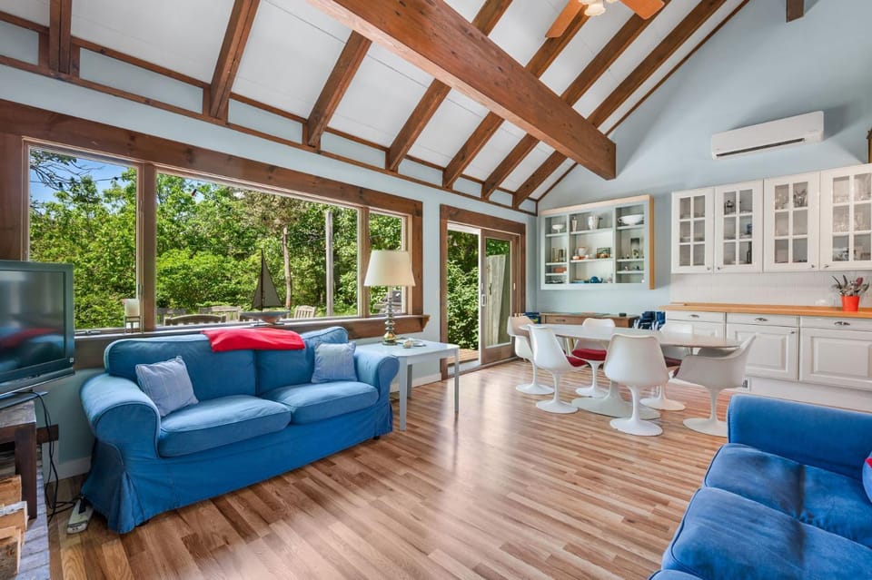 Dog-Friendly Cape Cottage Near Beach Towns House in Harwich