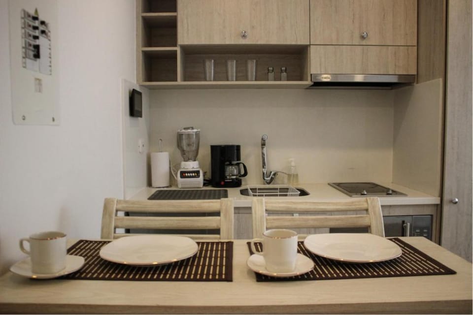 Coffee/tea facilities, Kitchen or kitchenette, Dining area