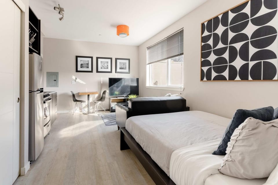 Stay Portland - Modern Portland Studio - Food Carts & Local Shops Apartment in Portland