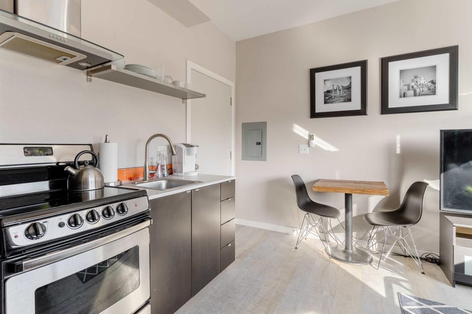 Stay Portland - Modern Portland Studio - Food Carts & Local Shops Apartment in Portland