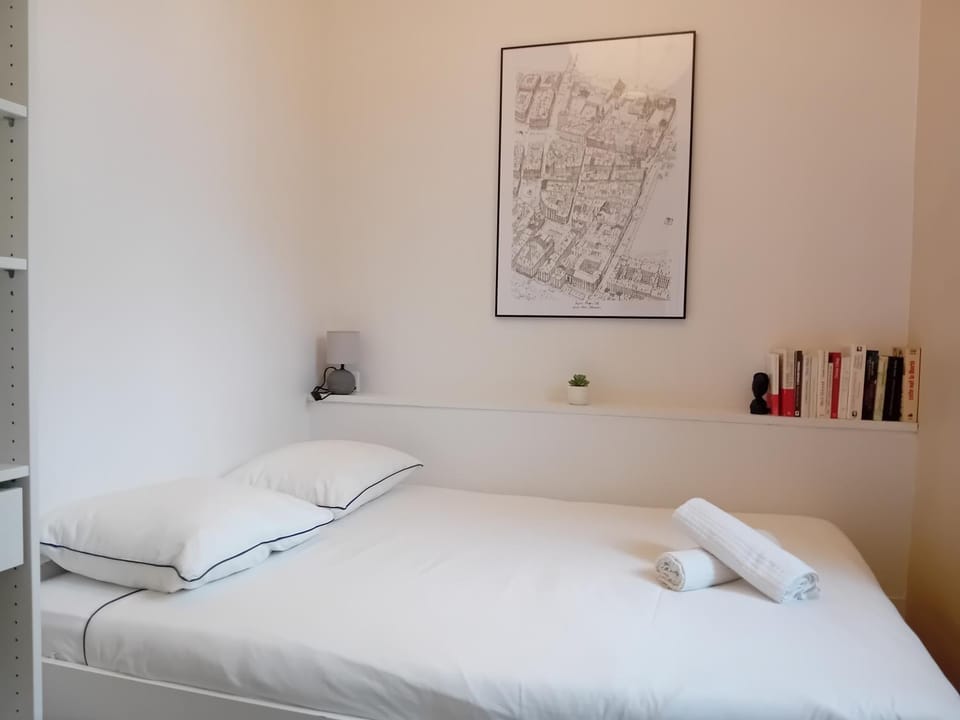 Bed, Photo of the whole room, Bedroom, towels