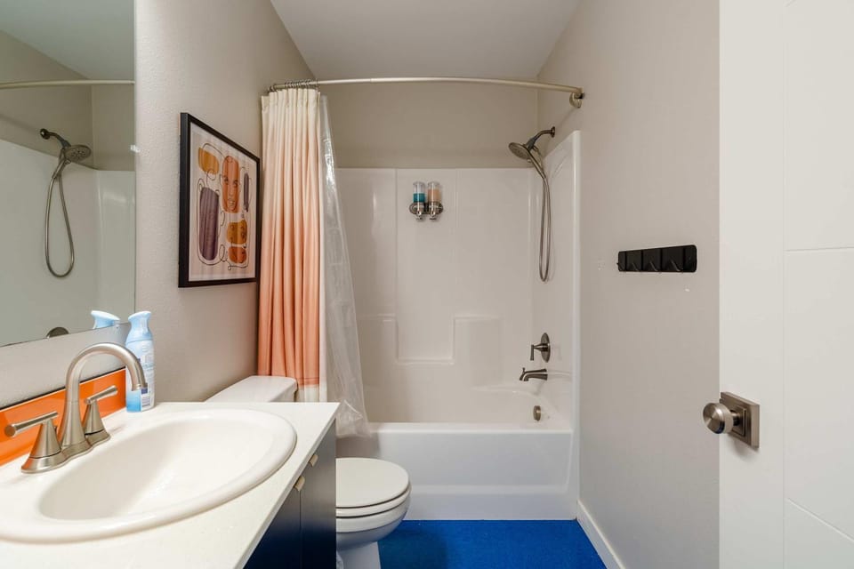 Stay Portland - The Mid-Century Cabin in Portland - Thrift & Eat Cabin in Portland