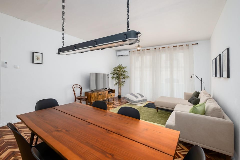 TV and multimedia, Living room, Seating area, Dining area, air conditioner