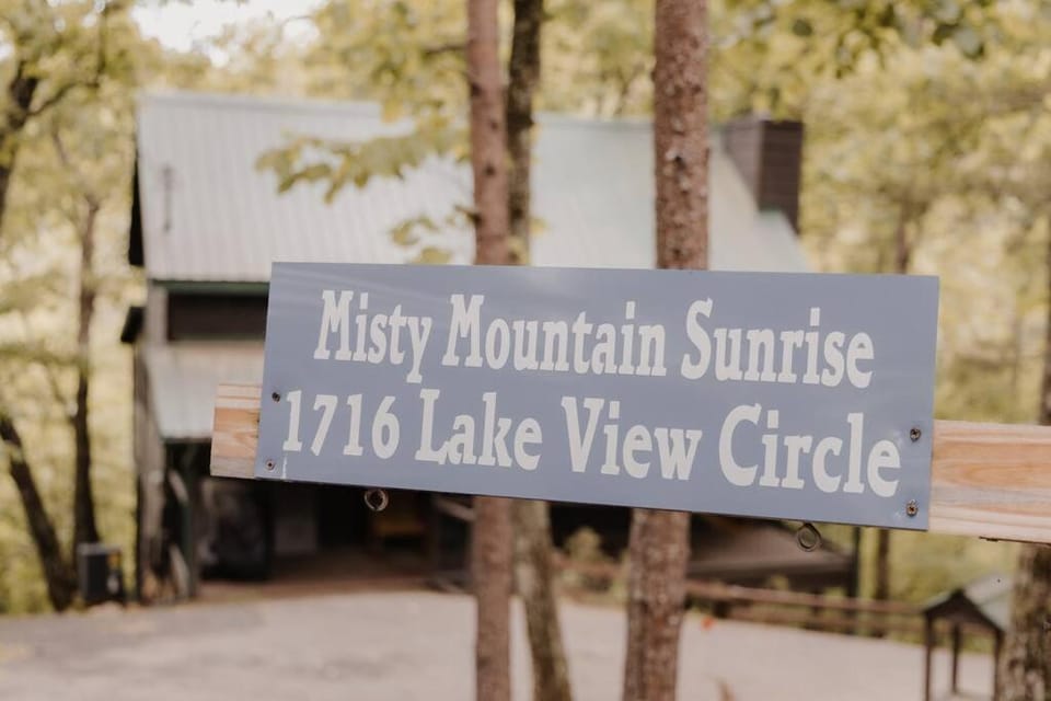 Misty Mountain Sunrise House in Pigeon Forge