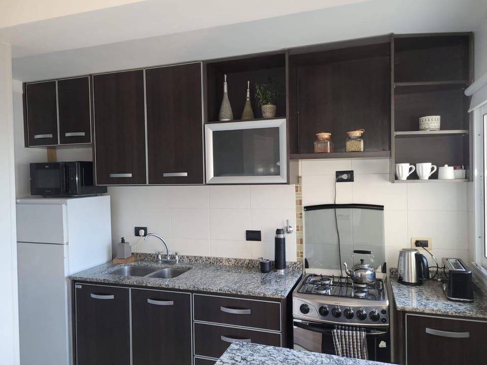Coffee/tea facilities, Kitchen or kitchenette, stove