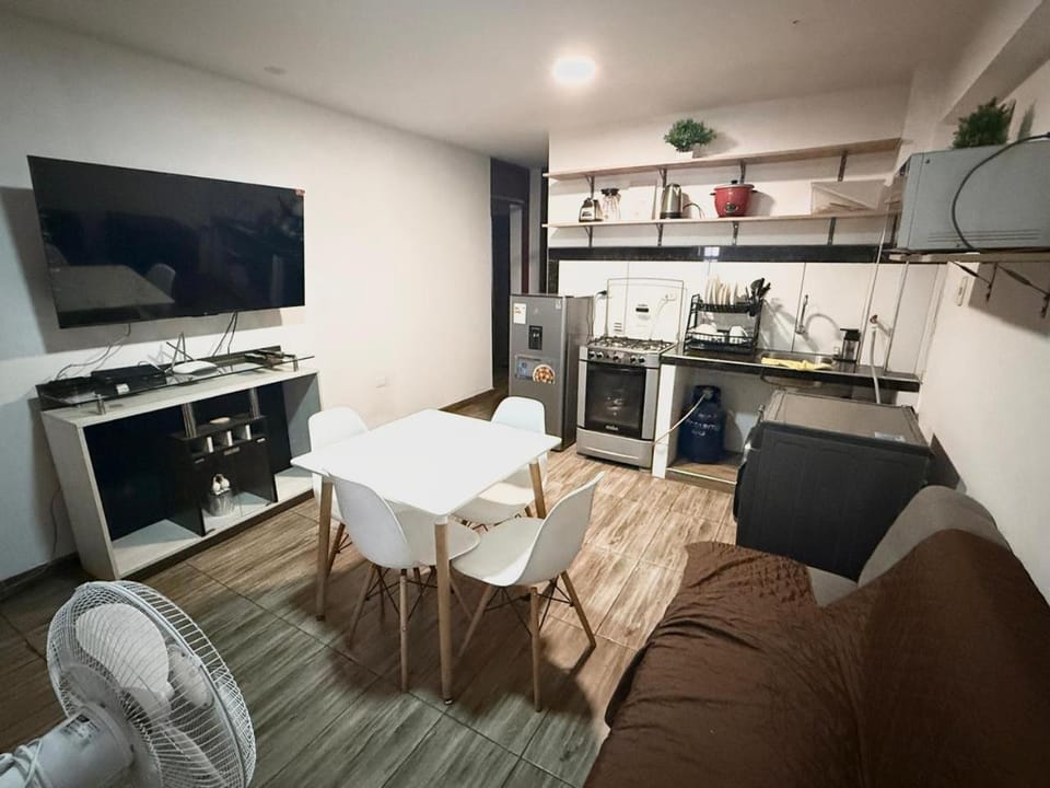 Communal lounge/ TV room, TV and multimedia, Kitchen or kitchenette, Living room, Seating area, Dining area, oven, pet friendly