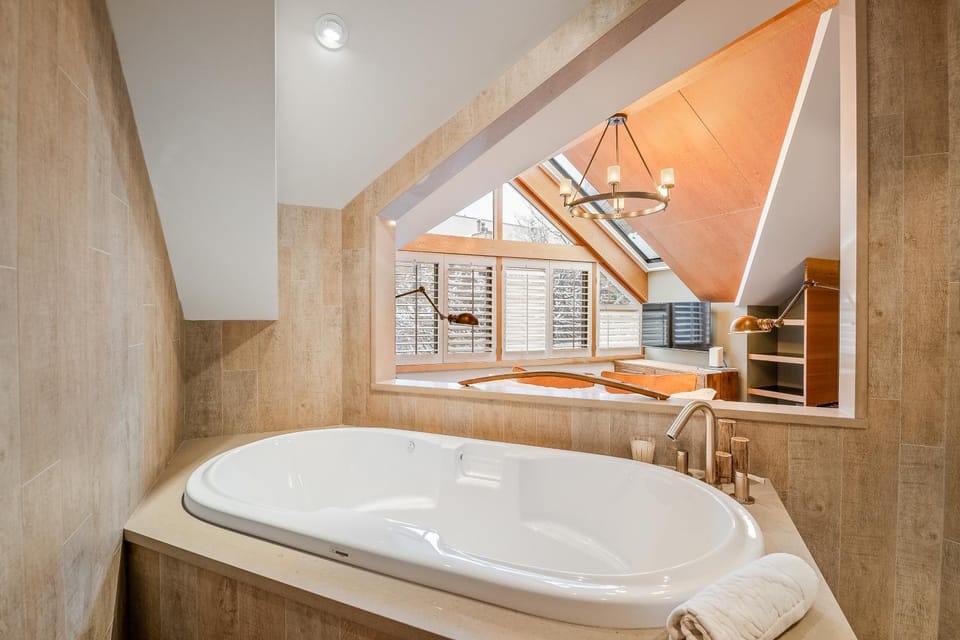 The Den, Heart of Village, Free Parking Apartment in Whistler